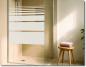 Preview: Glasdusche mit Duschfolie Horizont im klaren Streifendesign für stilvollen Sichtschutz in einem modernen Badezimmer.