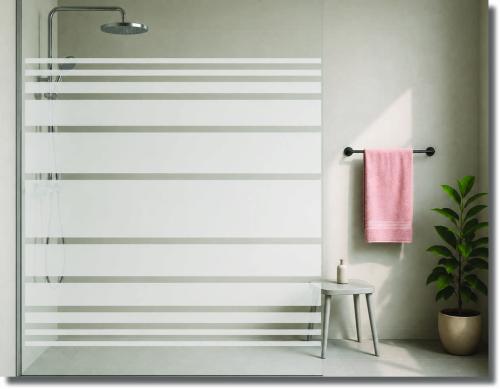 Duschfolie Linea mit waagerechten Streifen auf einer Glasdusche als moderner Sichtschutz für eine stilvolle Duschabtrennung nach Maß.