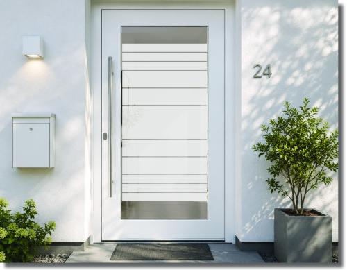 Sichtschutzfolie für Haustüren im Design Linea mit schmalen horizontalen Streifen und größeren freien Zwischenbereichen