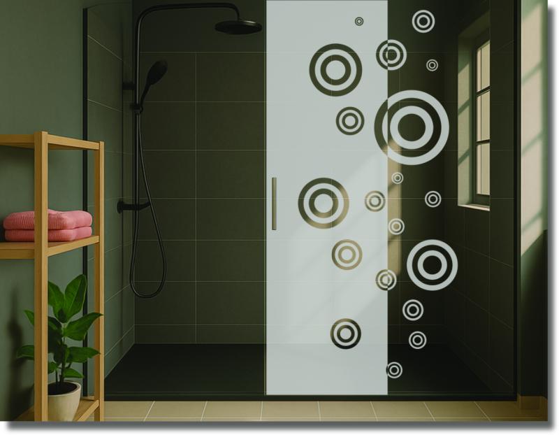 Sichtschutz-Duschfolie Zierkelspiel mit vertikal angeordneten Kreisornamenten auf einer modernen Glasdusche.