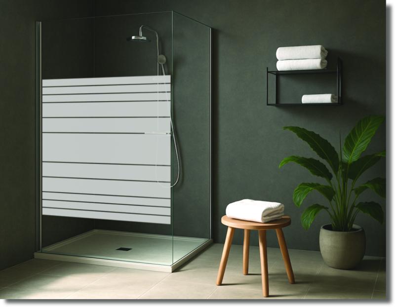 Sichtschutz-Duschfolie Linea mit horizontalem Streifendesign auf einer Glasdusche für eine moderne und elegante Duschabtrennung.