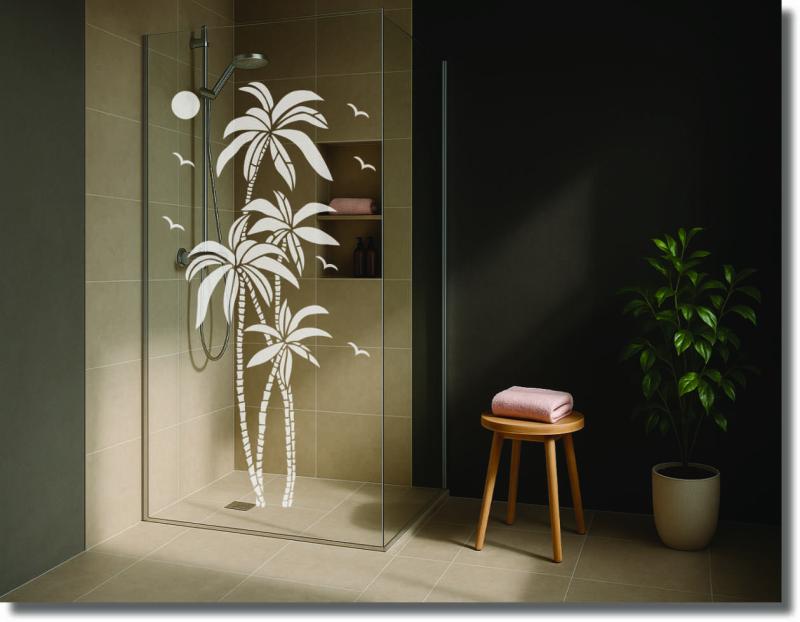Duschfolie Palme mit vier Palmen, stilisierter Sonne und kleinen Vögeln auf einer Glasdusche als tropischer Sichtschutz.