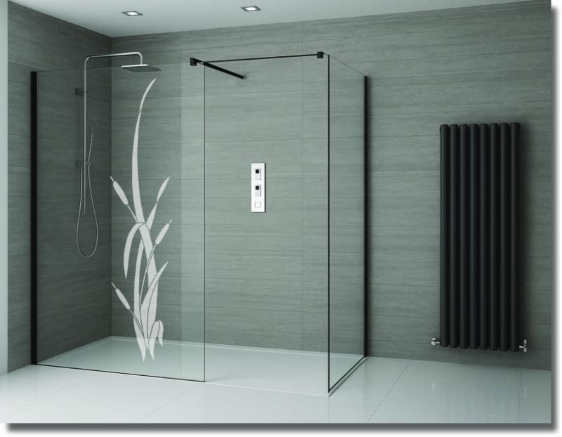 Duschfolie Schilflicht mit filigranem Schilfmotiv als stilvoller Sichtschutz für eine moderne Glasdusche nach Maß.