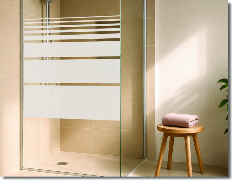 Glasdusche mit Duschfolie Horizont im klaren Streifendesign für stilvollen Sichtschutz in einem modernen Badezimmer.