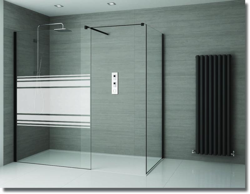 Moderne Duschfolie mit breiten und schmalen Streifen als eleganter Sichtschutz für eine hochwertige Glasdusche nach Maß.