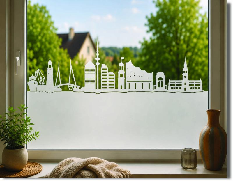 Sichtschutzfolie Skyline Hamburg City auf Wohnraumfenster mit detailreicher Hamburger Stadtsilhouette in eleganter Sandstrahloptik.
