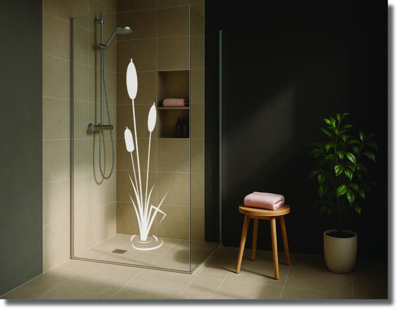 Glasdekorfolie mit dem Motiv Schilf Wasser für die Glasdusche, die natürlichen Sichtschutz und eine ruhige Atmosphäre schafft.