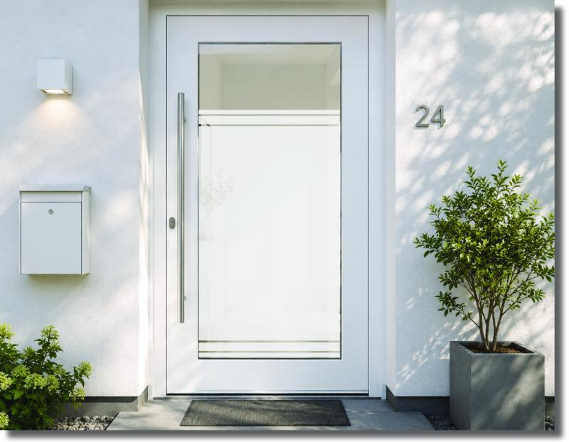 Sichtschutzfolie für Haustüren im Design Clara mit großflächigem Milchglasbereich und dezenten horizontalen Linien als Abschluss