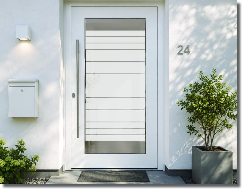 Sichtschutzfolie für Haustüren im Design Linea mit schmalen horizontalen Streifen und größeren freien Zwischenbereichen