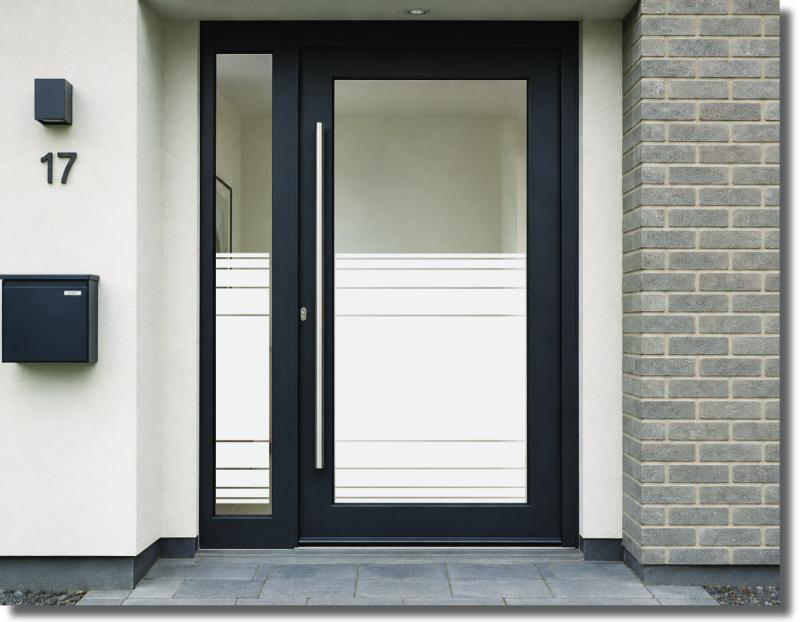 Sichtschutzfolie für Haustüren im Design Linora mit geschlossener Milchglasfläche und schmalen transparenten Linien als obere und untere Akzente